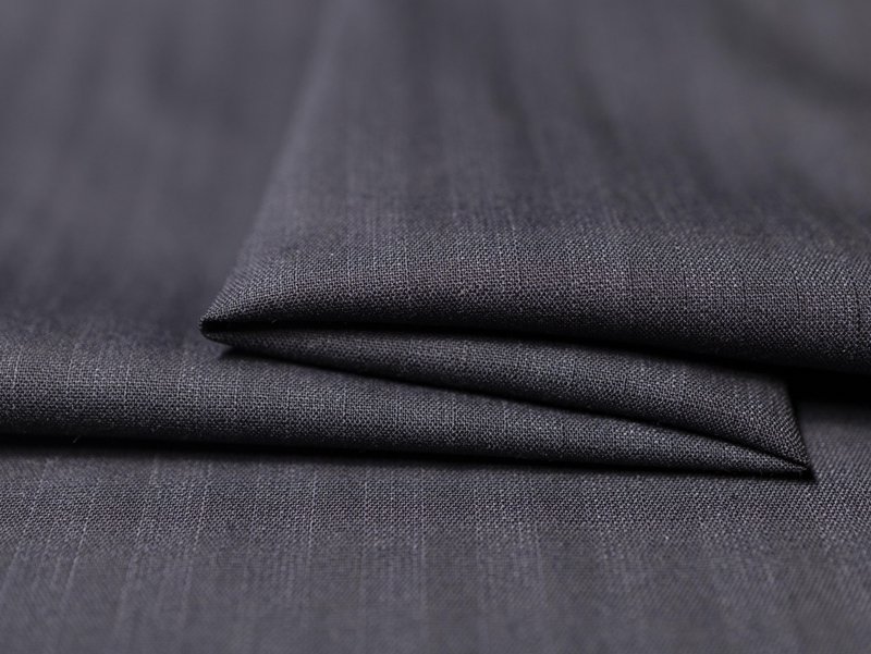 针织布(Knit Fabric)在英语中指的是通过针织方法制成的织物。这种织物以其柔软、舒适的特点而受到广泛欢迎。